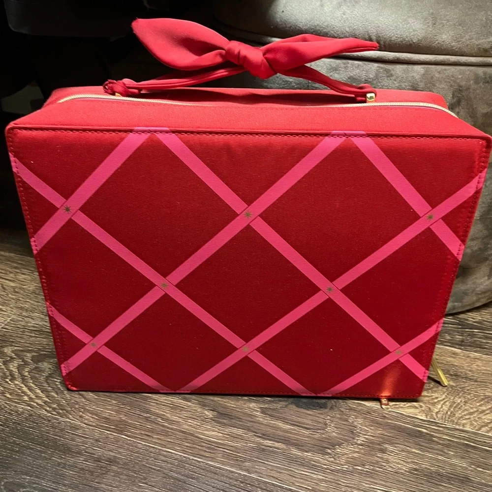 Estée Lauder Limited Edition 2021 Christmas gift Train Case.